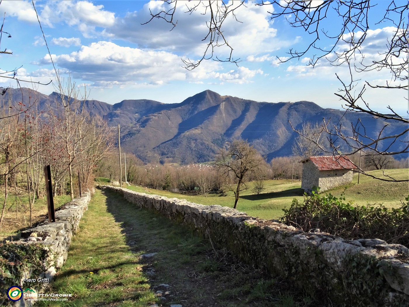 87 Scendendo da S. Antonio il 505A-B in bella mulattiera tra muri a secco.JPG